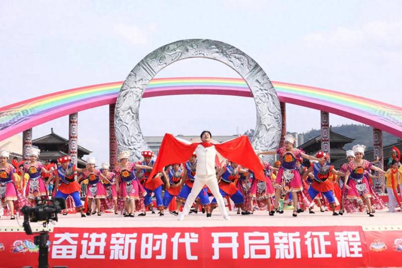 黄豆豆加入中国文艺志愿者大家庭，携手助力湘西文化振兴