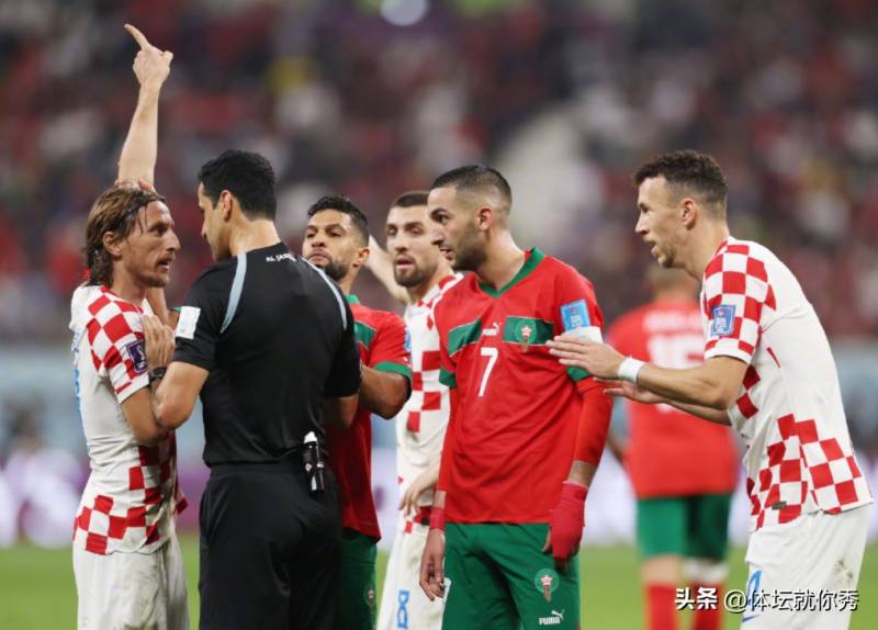 摩洛哥賽後圍攻裁判，判罸引發巨大爭議，球員不滿情緒高漲