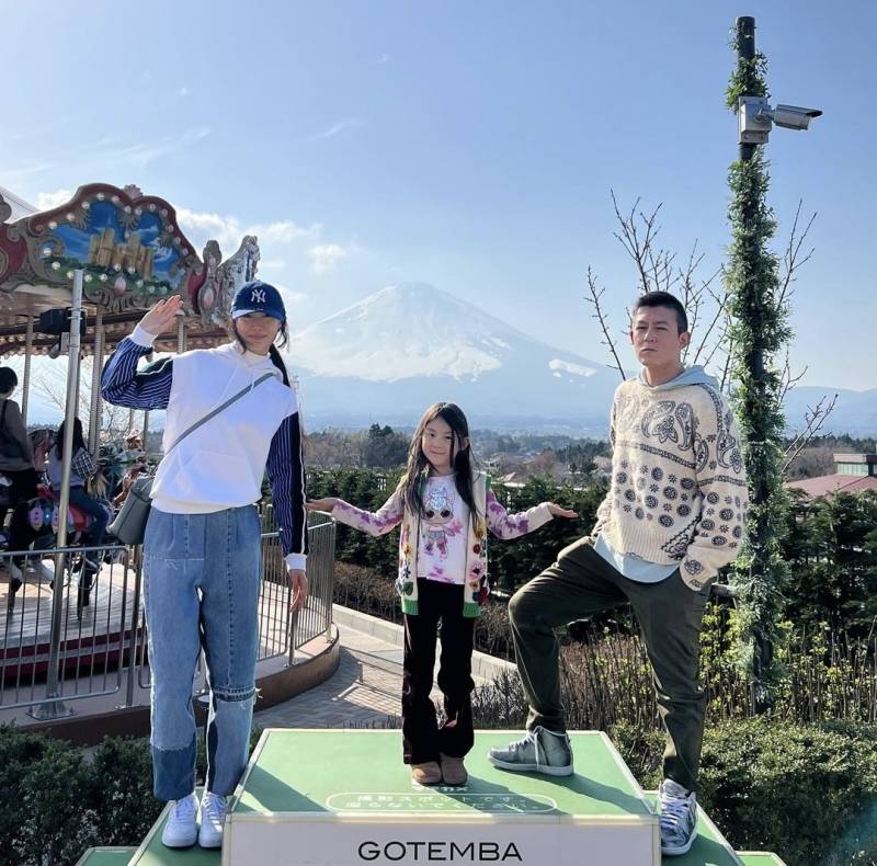 40岁陈冠希晒全家照片，一家三口在富士山前留下美好回忆，5岁女儿成长迅速引关注