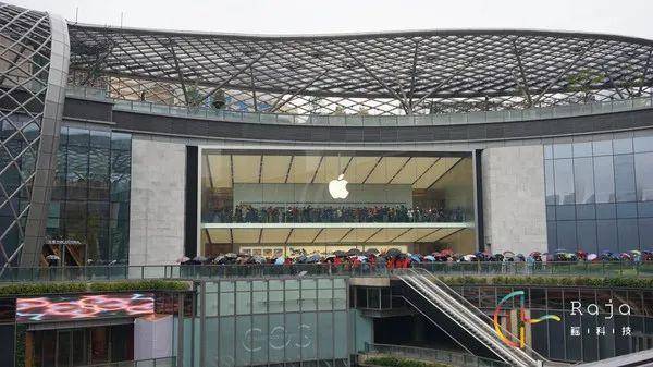长沙第一家苹果Apple Store开业引发抢购热潮，场面火爆异常！