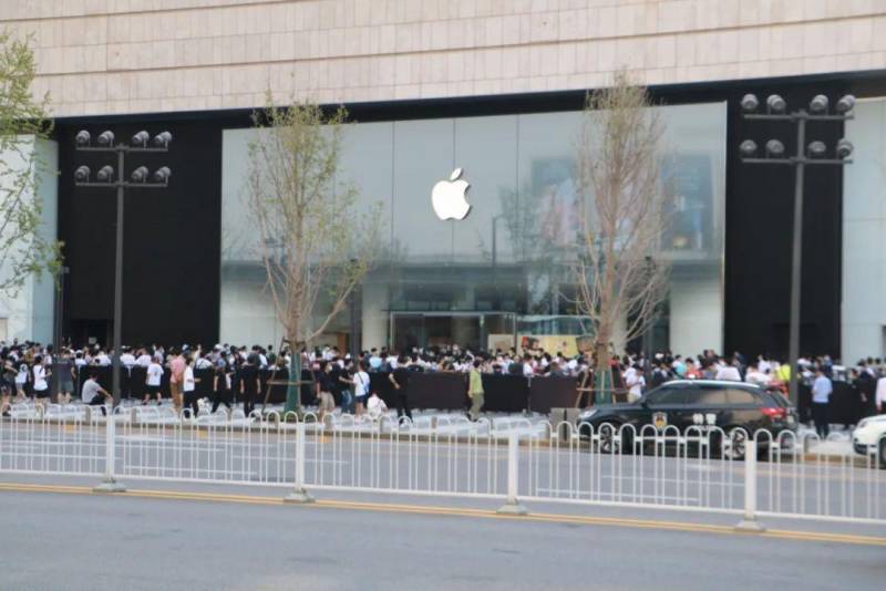 长沙第一家苹果Apple Store开业引发抢购热潮，场面火爆异常！