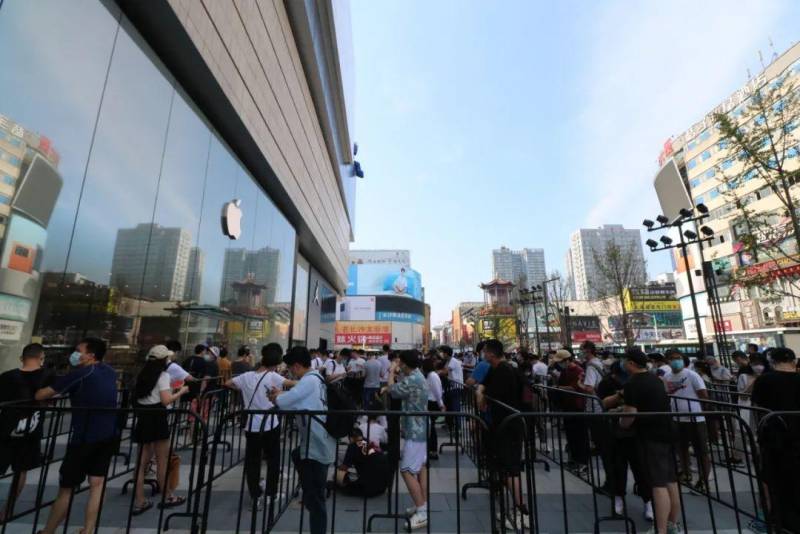 长沙第一家苹果Apple Store开业引发抢购热潮，场面火爆异常！