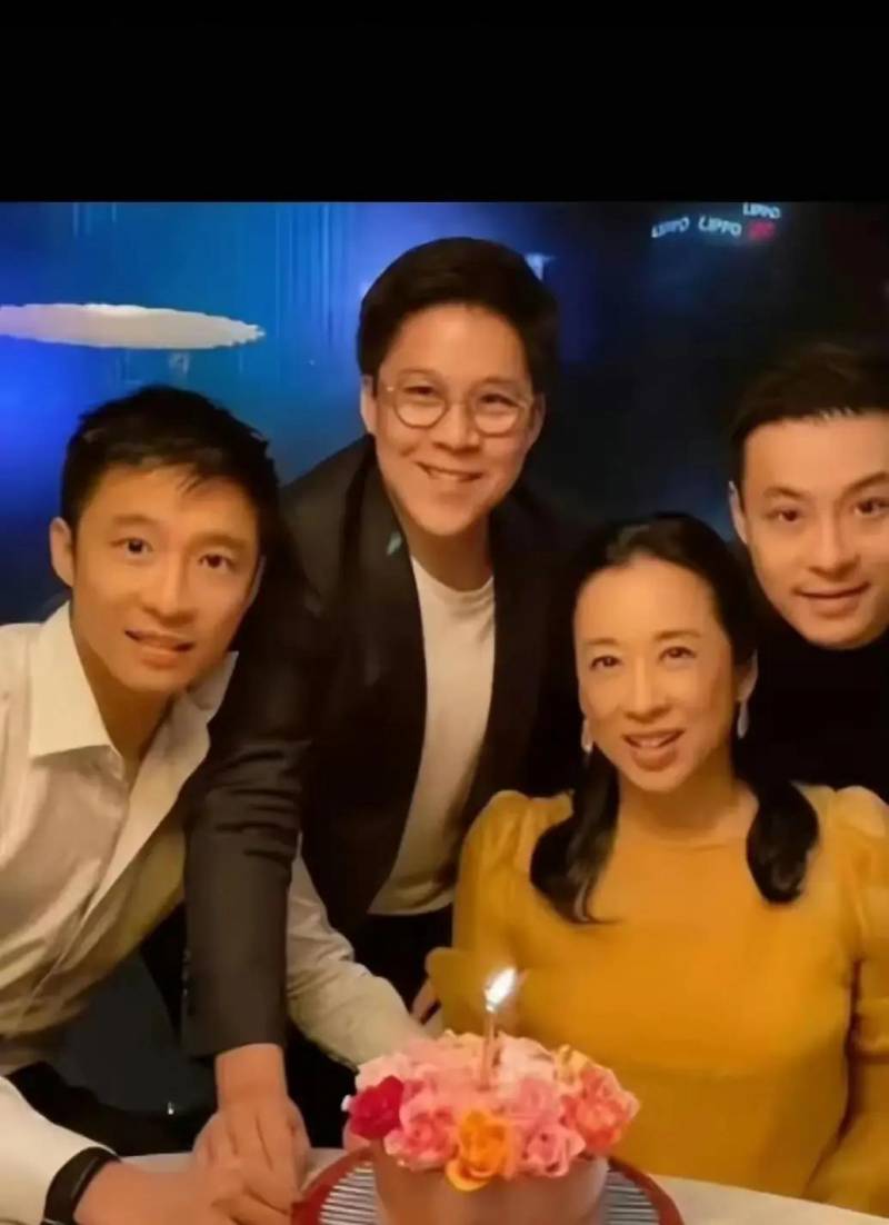 霍啓剛三兄弟罕見同框，兄弟情深顯家族和睦，霍啓仁明年初結婚