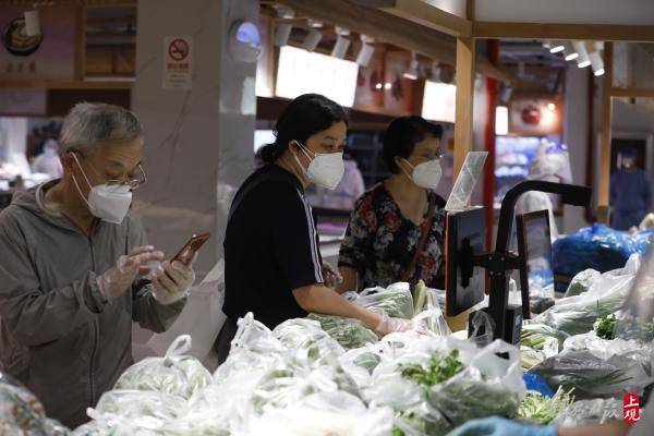 上海普陀中心城区部分菜场复市 市民生活逐步回归正常