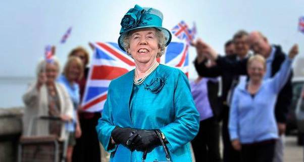 30年免费当英国女王替身，未赚一分钱，她却以此为荣