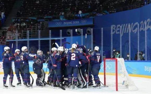 俄美冰球沖突陞級，芬蘭球員圍毆美國女冰，現場氣氛緊張
