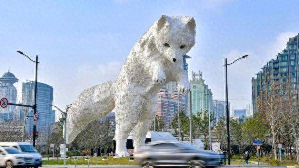 上海街頭驚現巨型白狐: 七層樓高、眼睛能動還會發光……什麽來頭？