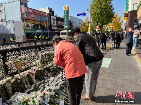 “烛光照亮天堂”——韩国各地悼念踩踏事故遇难者