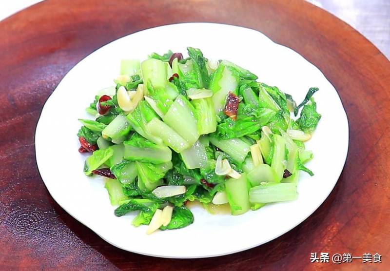 怎么做清炒小白菜？大厨传授炒小白菜的秘诀，掌握这一招，菜肴清脆不发黄