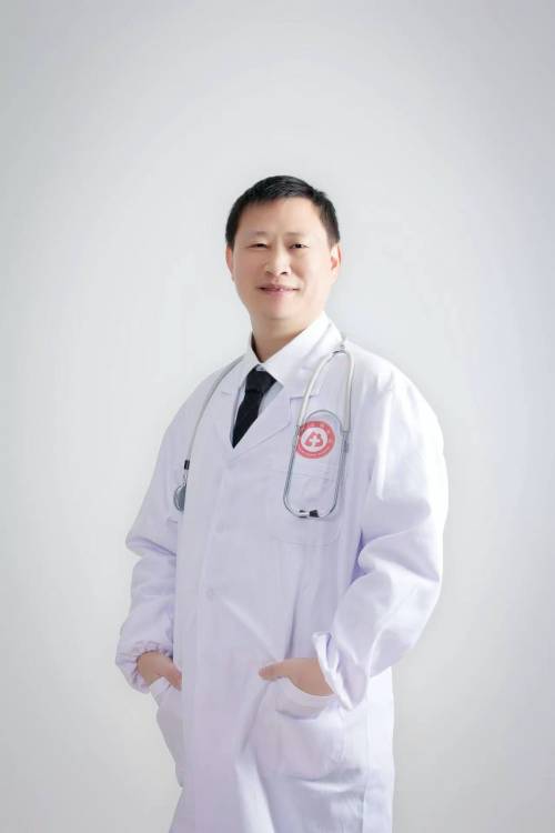 重庆市友好动物医院的微博，兽医师黄家雨 —— 动物医疗的温暖守护者