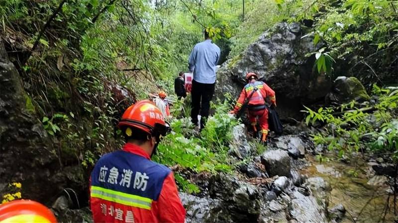 山路遭遇塌方，探险者意外跌落崖下