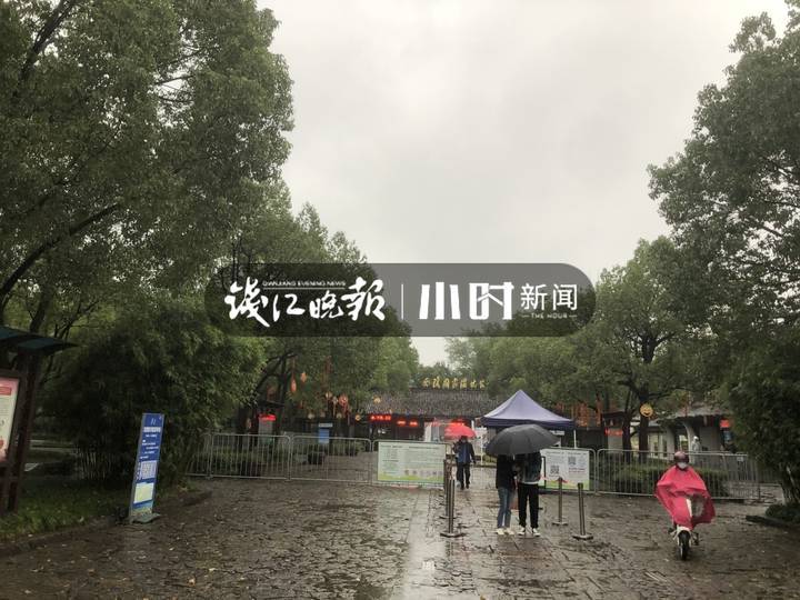 杭州西溪湿地手摇船上惊魂，卡式炉喷火，游客紧急跳河逃生