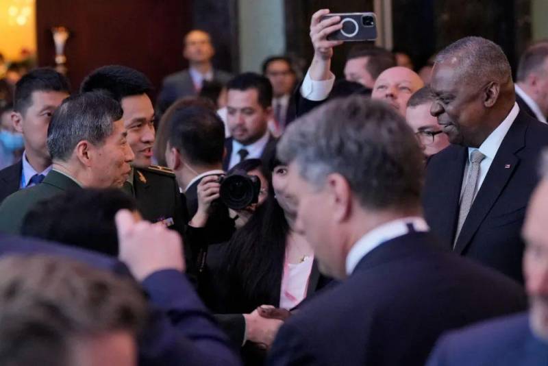 美中国防部长微笑握手，背后有何深意？