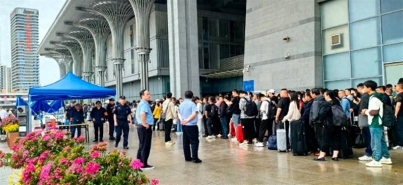 广东暴雨致列车停车，旅客出行受阻，铁路部门积极转运