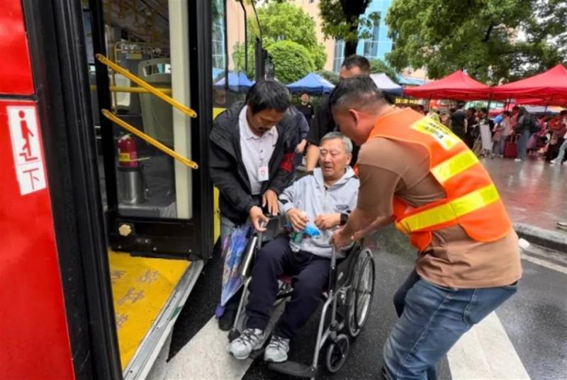 广东暴雨致列车停车，旅客出行受阻，铁路部门积极转运