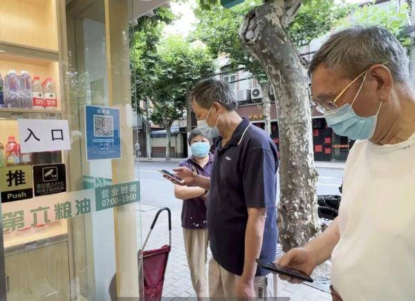 上海阿婆無法掃碼入店買生日麪引關注，官方解答無手機如何購物