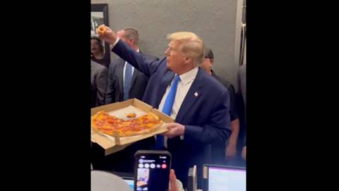 特朗普造访披萨店分发披萨与支持者互动，引发网友热议