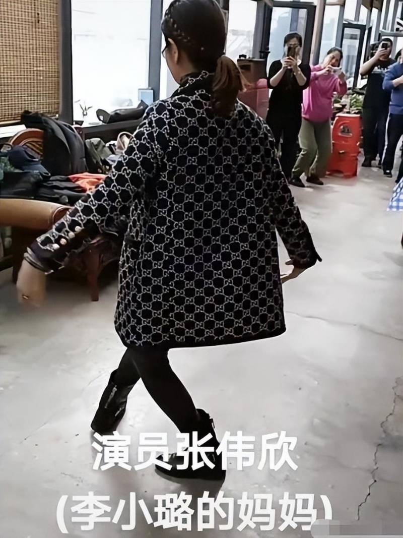 李小璐妈妈张伟欣饭局上跳舞视频曝光，气质优雅引人注目