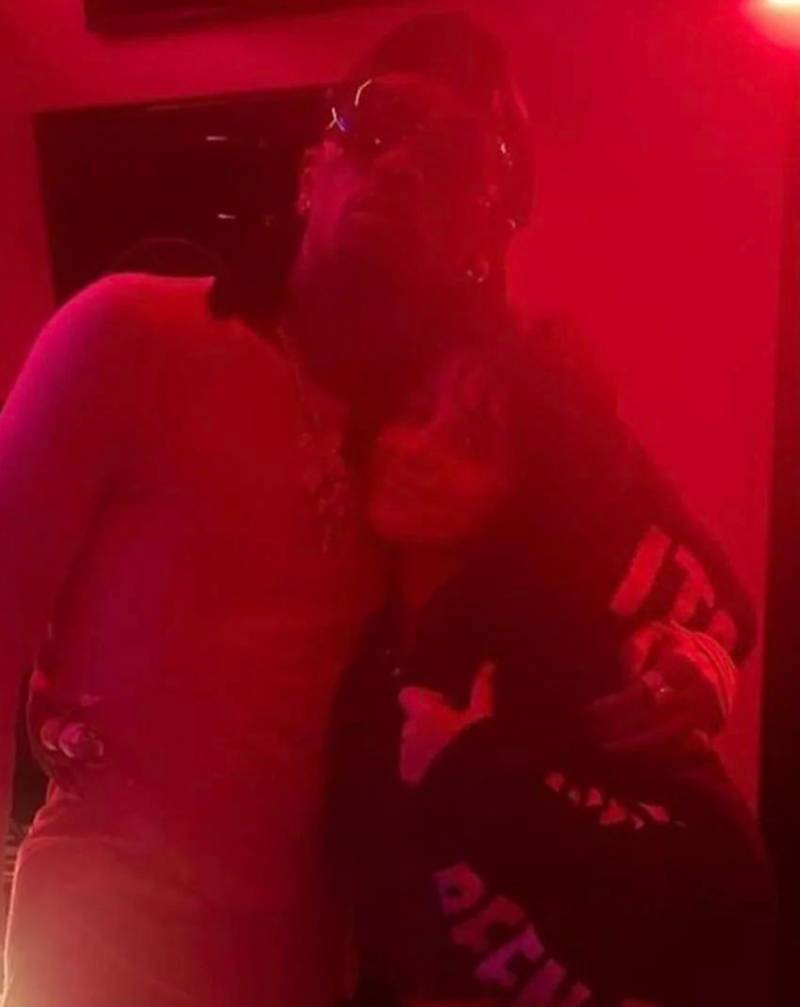 Camila Cabello 与黑人男Rapper恋情曝光，甜蜜照片流出