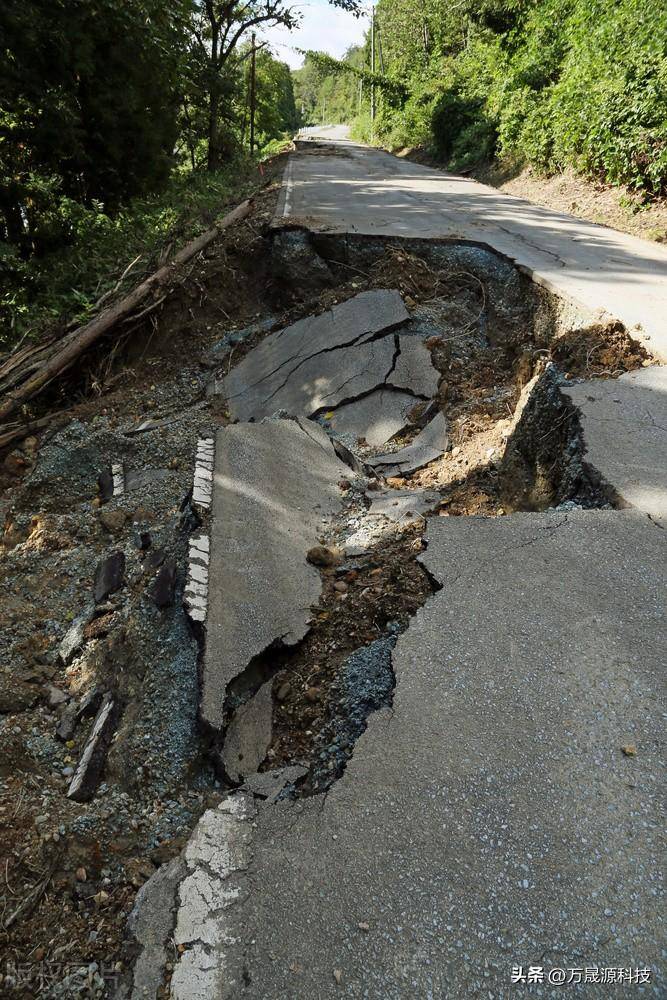 发生山体滑坡时向哪边跑最安全？选择正确路线逃生机密