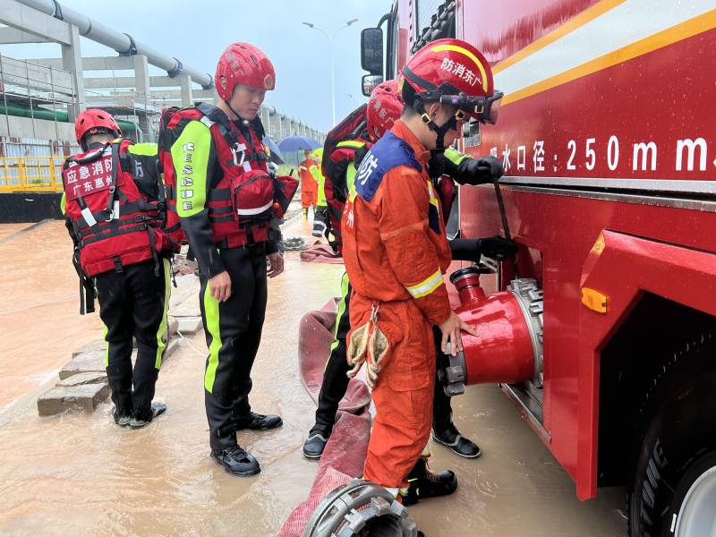 惠州暴雨过境带来工地内涝，消防紧急排水除隐患