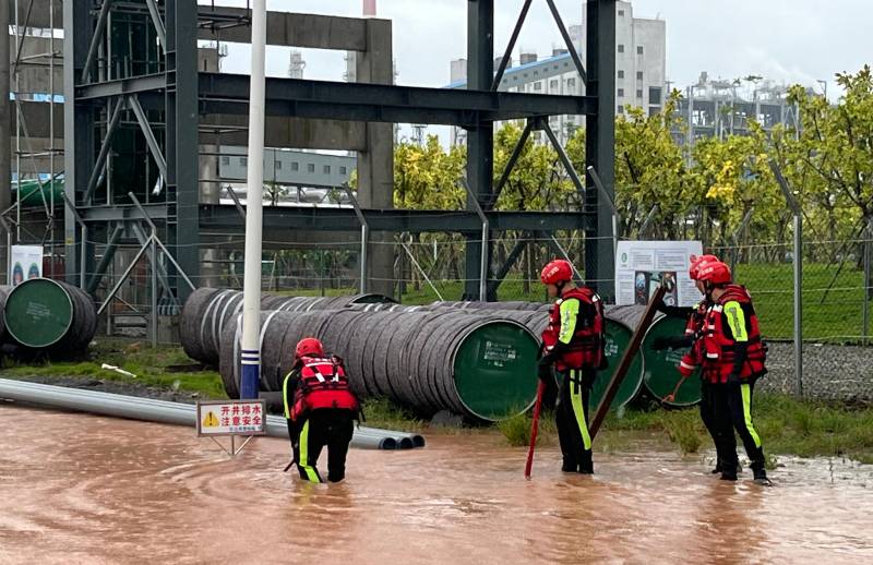 惠州暴雨过境带来工地内涝，消防紧急排水除隐患