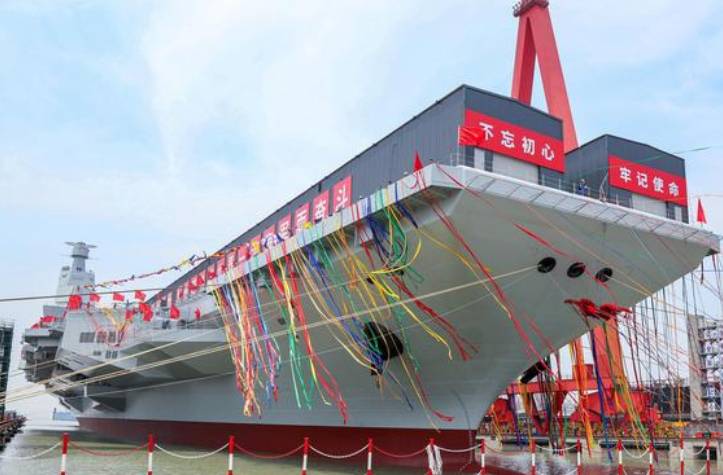 中国003福建舰下水，8万吨排水量彰显实力，领先技术备受关注