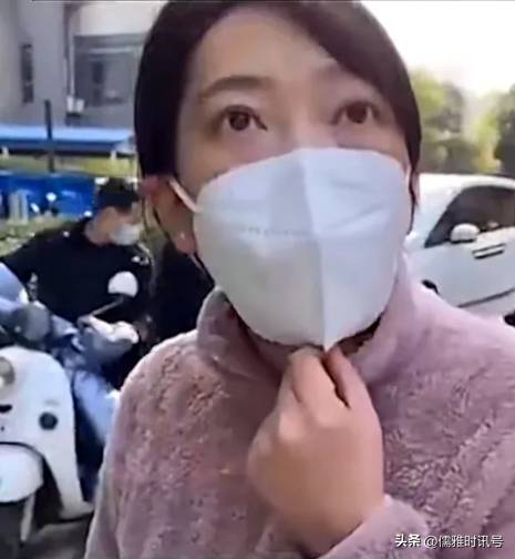 郑州一女子自称社区女干部阻止市民拍摄，态度强硬引发争议