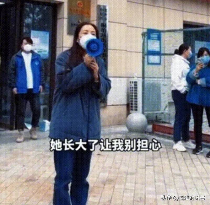 郑州一女子自称社区女干部阻止市民拍摄，态度强硬引发争议