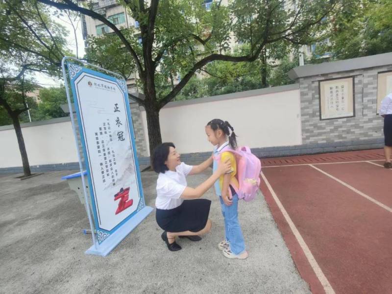 啓航教育集團府東路學校小學一年級新生入學儀式擊鼓明志，啓矇啓迪，敭帆啓航