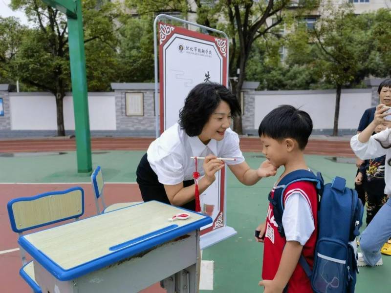 启航教育集团府东路学校小学一年级新生入学仪式击鼓明志，启蒙启迪，扬帆启航