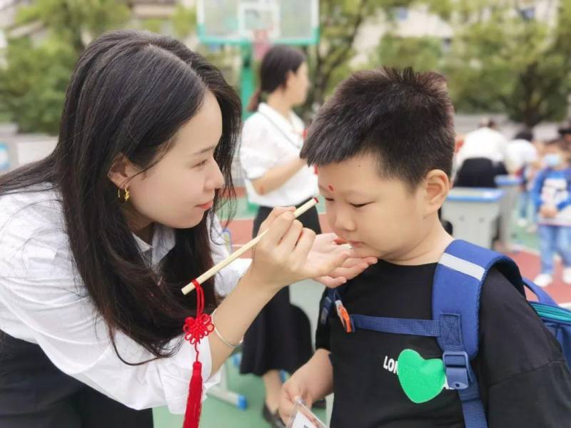 启航教育集团府东路学校小学一年级新生入学仪式击鼓明志，启蒙启迪，扬帆启航