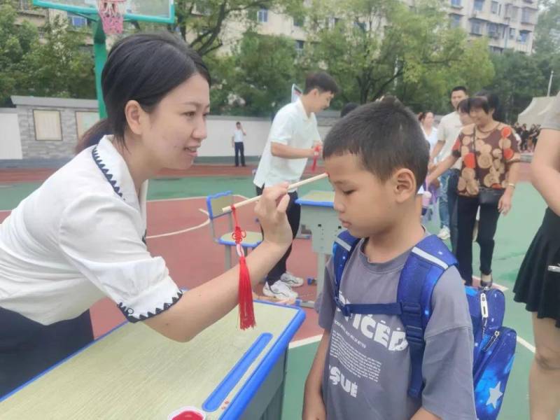 启航教育集团府东路学校小学一年级新生入学仪式击鼓明志，启蒙启迪，扬帆启航