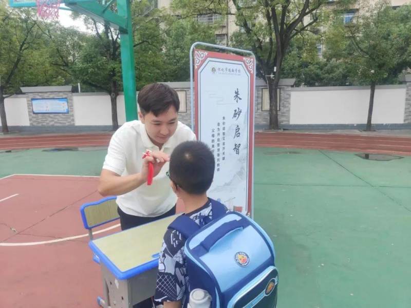 启航教育集团府东路学校小学一年级新生入学仪式击鼓明志，启蒙启迪，扬帆启航