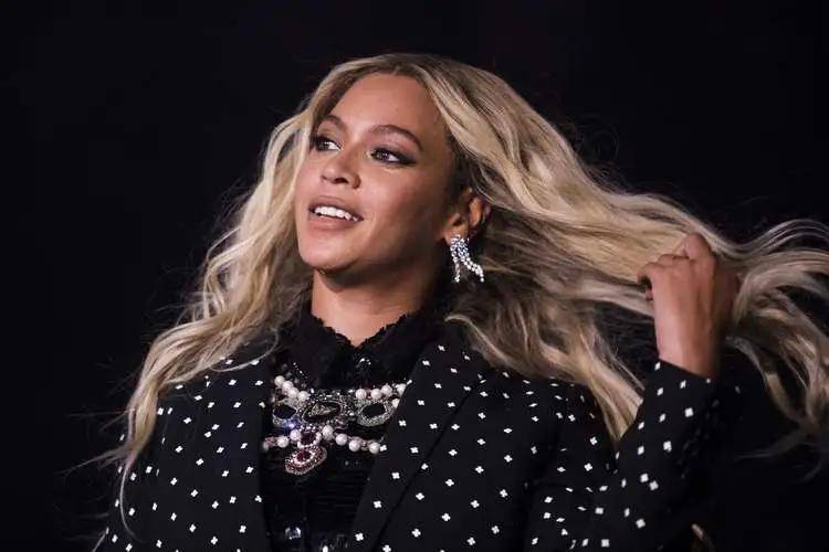 Beyonce，昔日受害者变勇敢守护者，为他人挺身而出