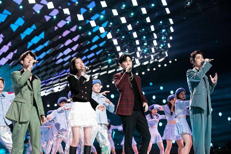 湖南卫视2024跨年演唱会门票开售，4万席位抢购热潮，最高票价2580元