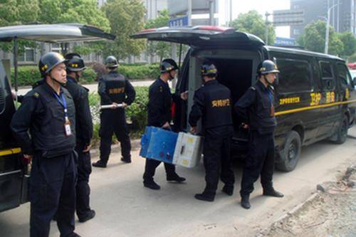 2014年葫芦岛抢劫运钞车案，押运员果断开枪制服蒙面劫匪