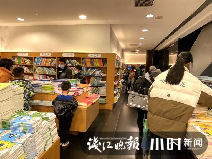 上海博库书城普陀区店，寒假周末，爸妈孩子共同抢位读书