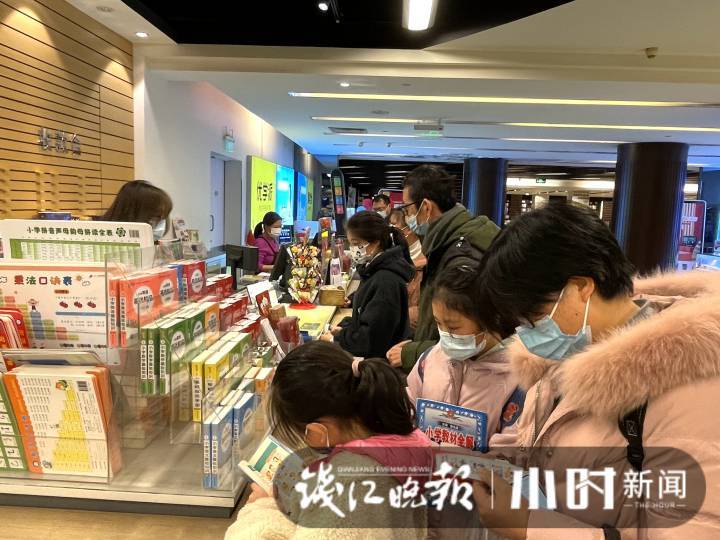 上海博库书城普陀区店，寒假周末，爸妈孩子共同抢位读书