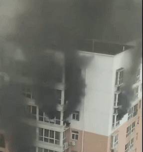 重庆一高楼突发火灾，火势已控制，事故原因正在调查