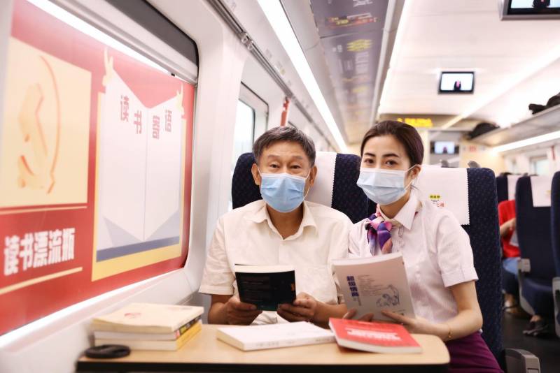 重庆客运段成渝高铁的微博——传播服务信息、温暖旅客心扉