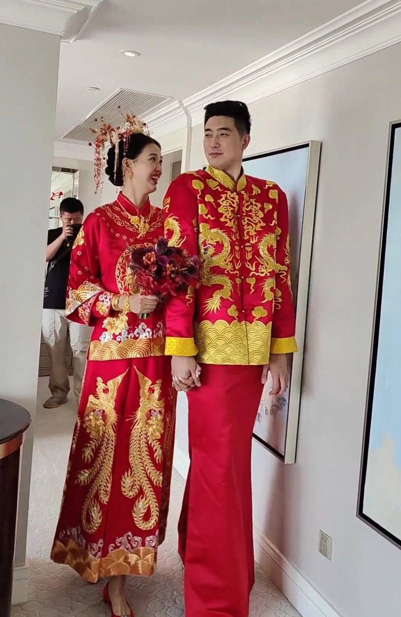 张常宁穿中式婚服美若天仙，深情对视丈夫尽显端庄恩爱