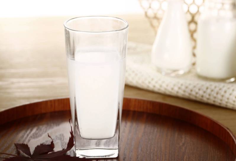 酸奶饮品出现黑色物质，商家和厂家回应引发消费者热议