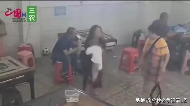 麻将馆惊现家庭暴力事件 女子怀中孩子遭丈夫狠扇耳光