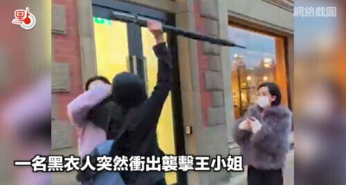 乱港分子去英国的中国领事馆集会,遭在英女生痛批:绝不让他们欺辱中国人
