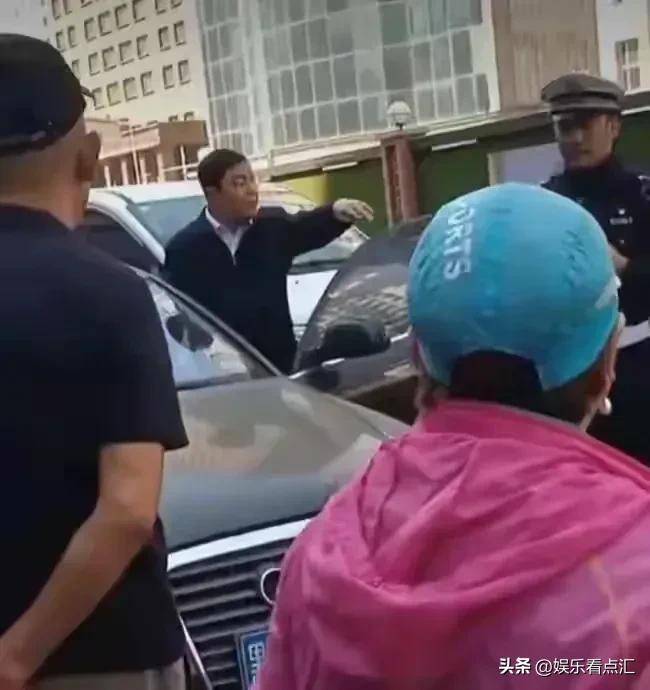 哈尔滨男子违停怒怼交警,竟让交警代为道歉,工人面子真大!