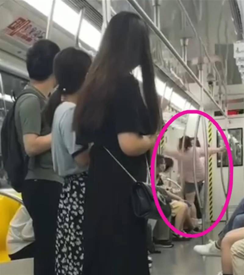 地铁内男子怒摔女子食物引争议，苏州地铁重申车厢禁食规定