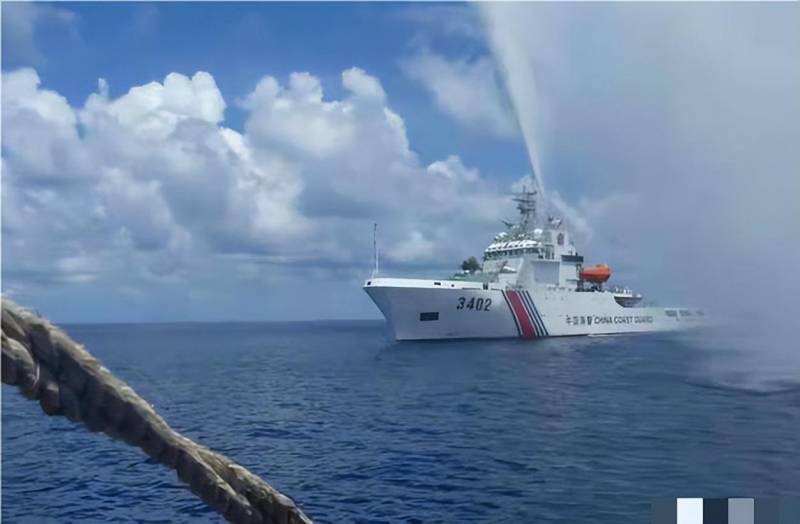 中华网军事发布了一个作品，解放军在南海举行实弹射击训练，震慑美菲挑衅
