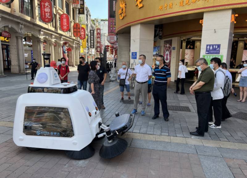 一小时清扫5000平方米，荔湾区启用高效“环卫机器人”