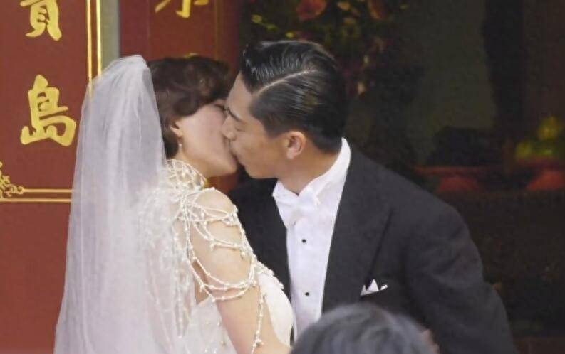 林志玲结婚当天她与老公激情亲吻，甜蜜画面曝光引网友热议。